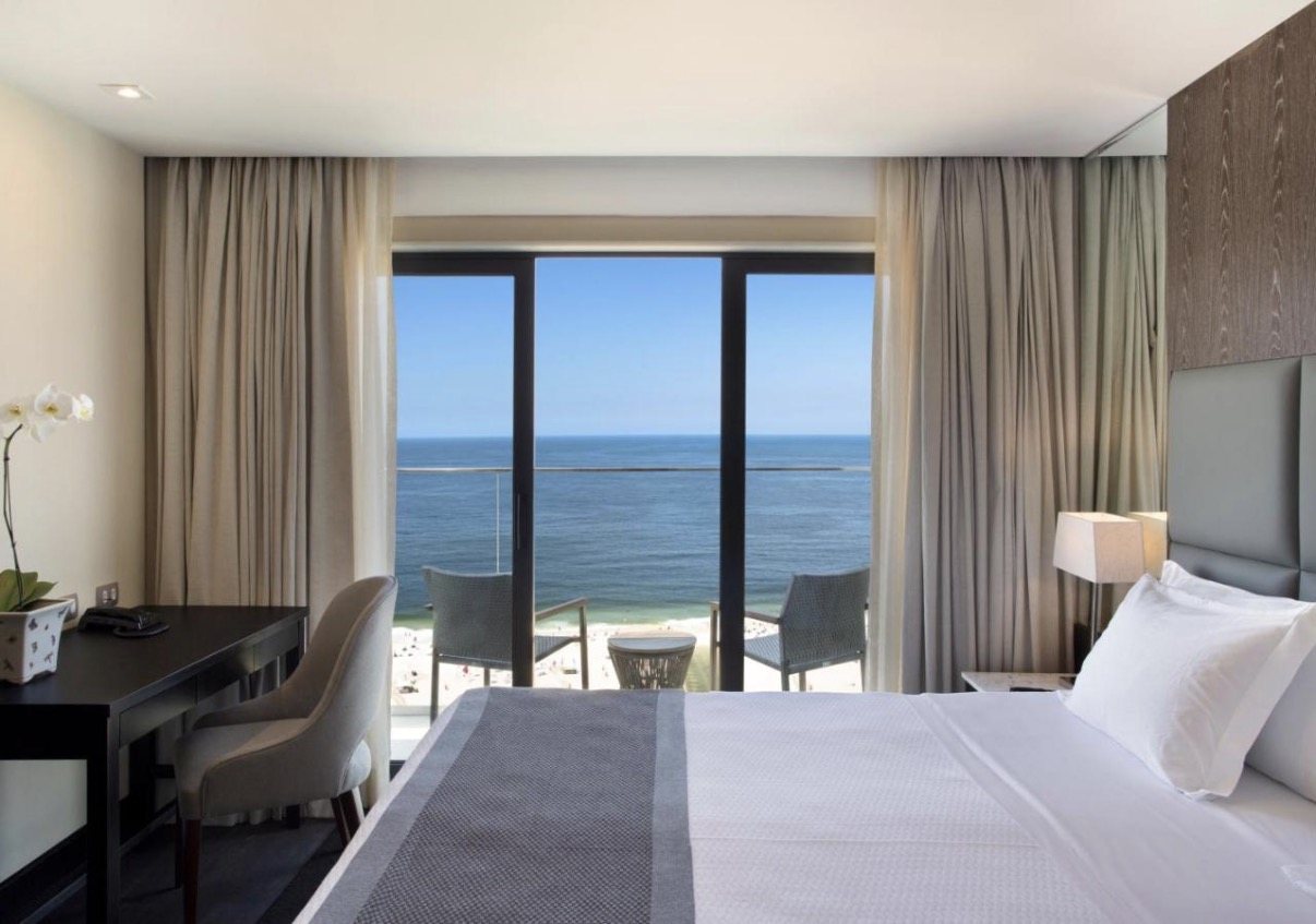 Quarto do hotel com varanda de frente para o mar de Copacabana